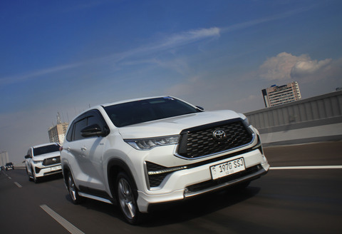 toyota innova zenix