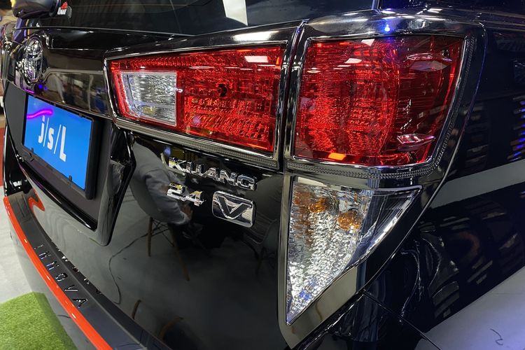 Lapisan black chrome ini biasanya diberikan pada bagian emblem merk mobil, lis bumper, handle pintu, lis spion, hingga trunk lid.